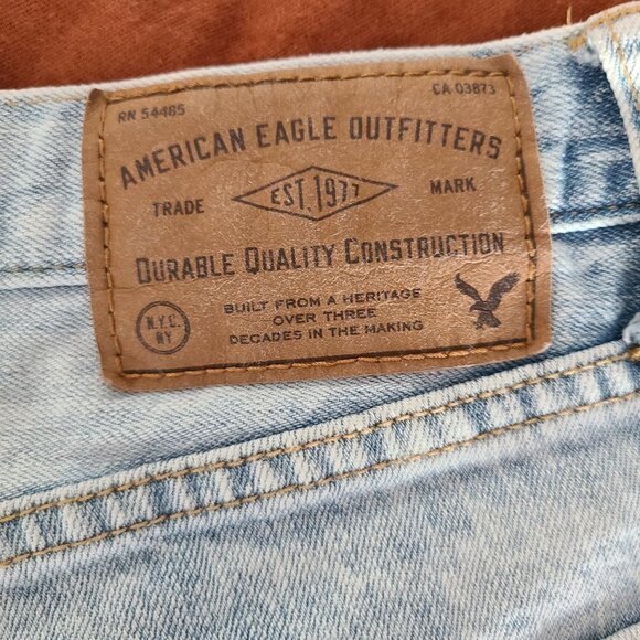 AMERICAN Eagle Outfitters - Distressed Bermuda Jean Shorts in Acid Wash -Size 31 - Picture 5 of 6